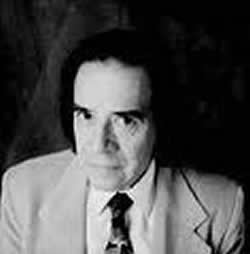 Fotografía en blanco y negro de Manuel Elías, compositor y director mexicano vinculado con la música de concierto del siglo XX.